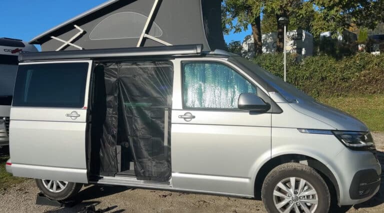 Camping-car gris avec toit relevable ouvert