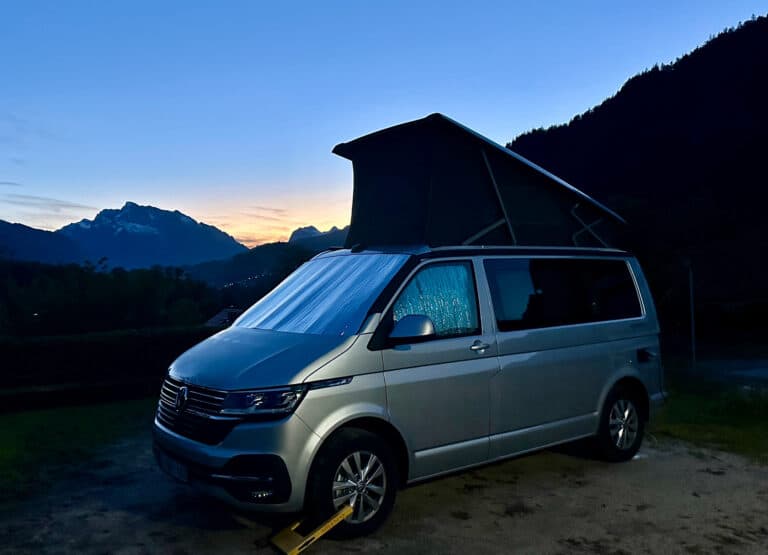 Van aménagé dans un paysage montagneux au crépuscule.