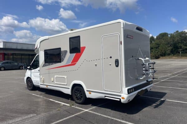 Camping-car stationné sur le parking.