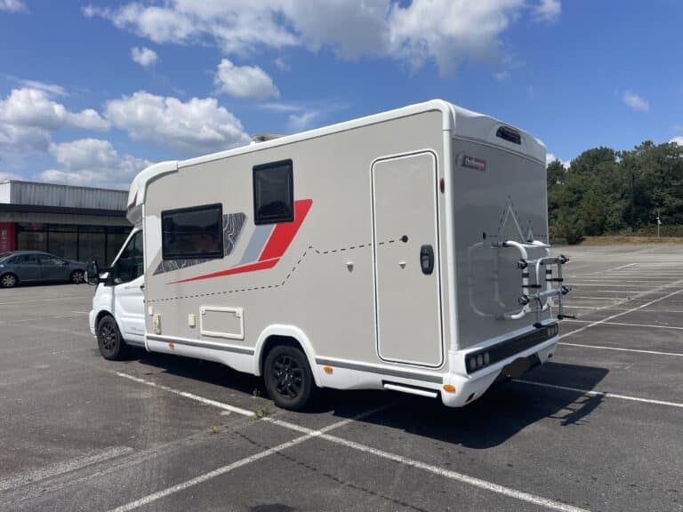 Camping-car stationné sur le parking.