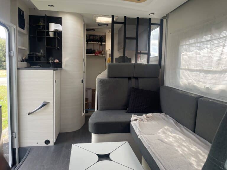 Intérieur d'une caravane moderne, salon et rangements.