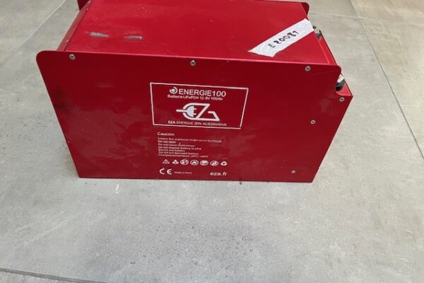 Rote Batterie auf dem Boden.