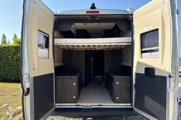 Interno dell'Van camperizzato a porte aperte.