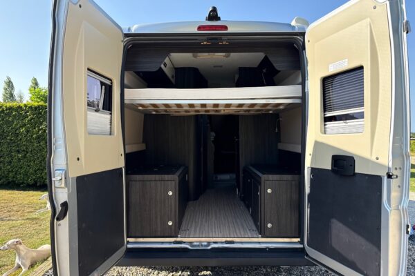 Innenseite von Campervan offene Türen.