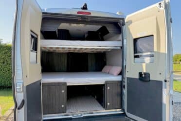 Interno dell'Van camperizzato con l'Letti a castello.