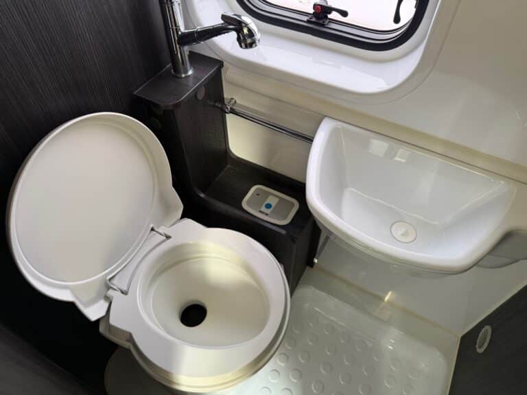Toilettes et lavabo de caravane modernes.