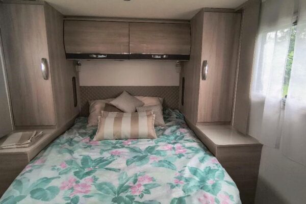 Schlafzimmer mit Bett und Holzschränken.