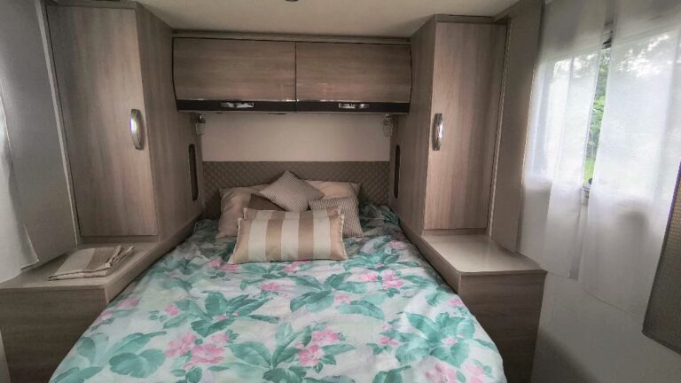 Chambre avec lit et armoires en bois.