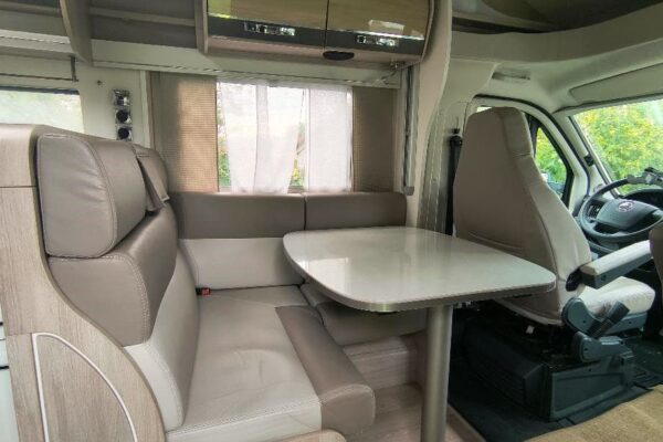 Moderne Inneneinrichtung eines geräumigen Wohnmobil.