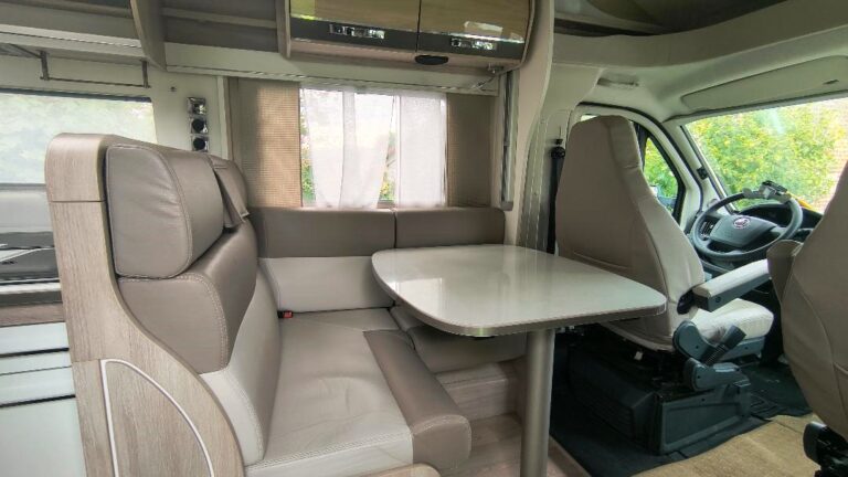 Intérieur moderne d'un camping-car spacieux.