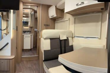 Intérieur d'un camping-car moderne et aménagé.