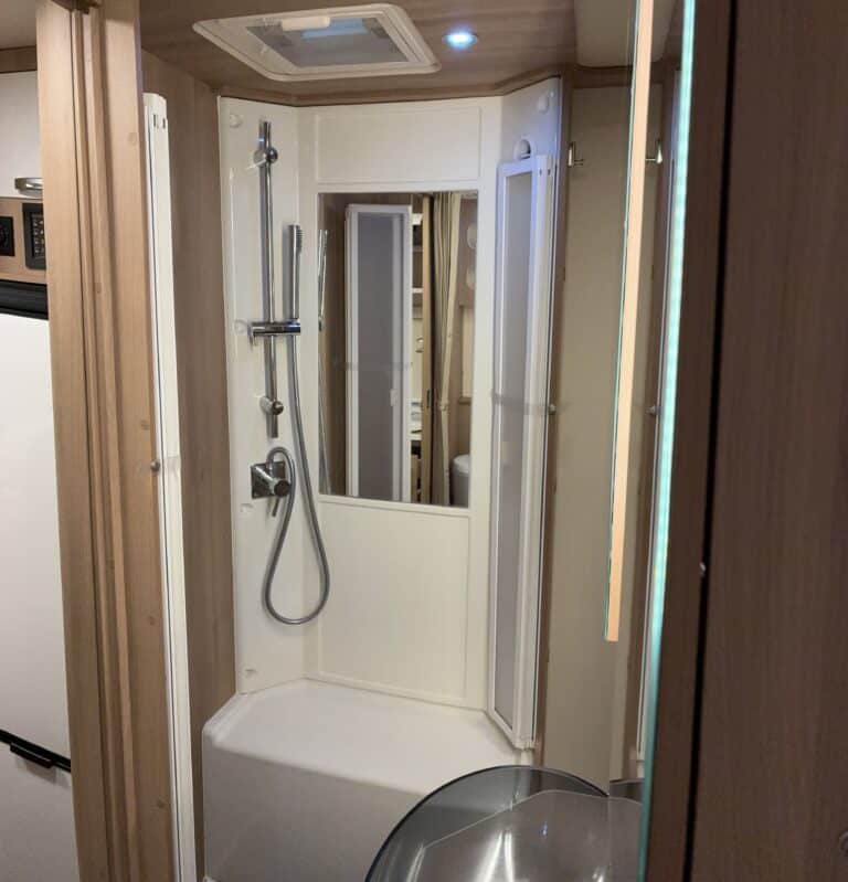 Douche compacte dans un camping-car
