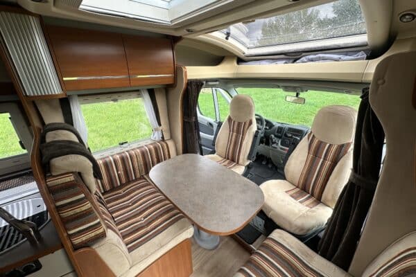 Intérieur d'un camping-car spacieux et moderne.