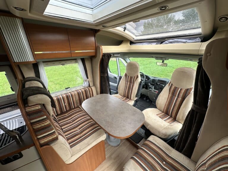 Intérieur d'un camping-car spacieux et moderne.