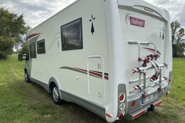 Camping-car blanc sur herbe verte.