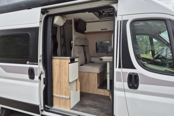 Innenseite von Wohnmobil modern mit Ausbau Holz.