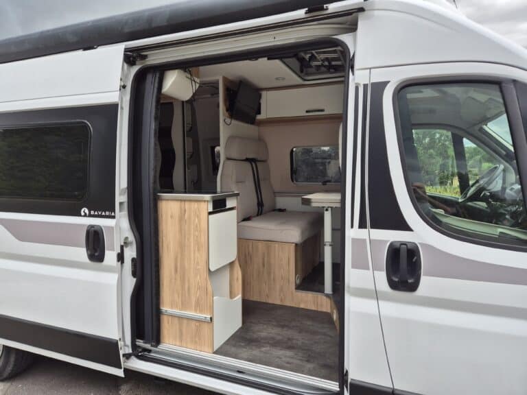 Intérieur de camping-car moderne avec aménagement bois.