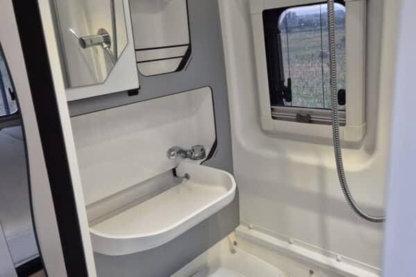 Kompaktes Badezimmer mit Dusche und Toilette.