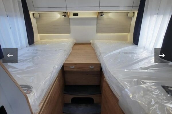 Innenansicht eines Wohnwagens mit zwei Einzelbetten.