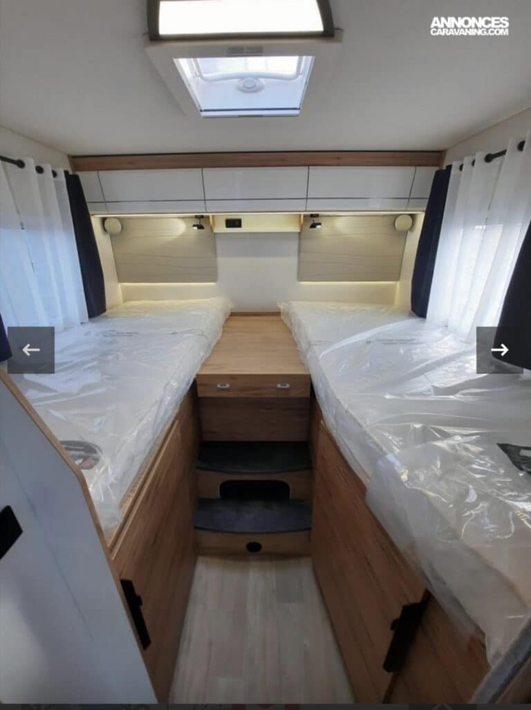 Intérieur d'une caravane avec deux lits jumeaux.