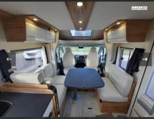Intérieur d'un camping-car moderne et confortable.