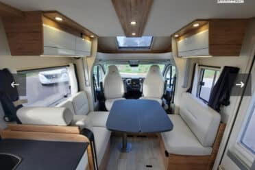 Intérieur d'un camping-car moderne et confortable.