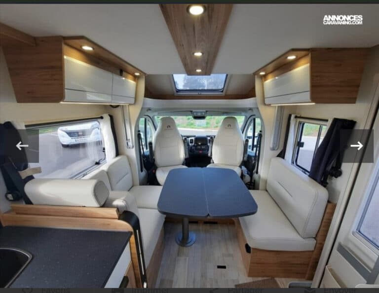 Intérieur d'un camping-car moderne et confortable.