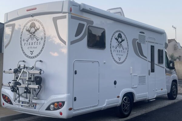 Wohnmobil mit Pirates of the Road-Logo.