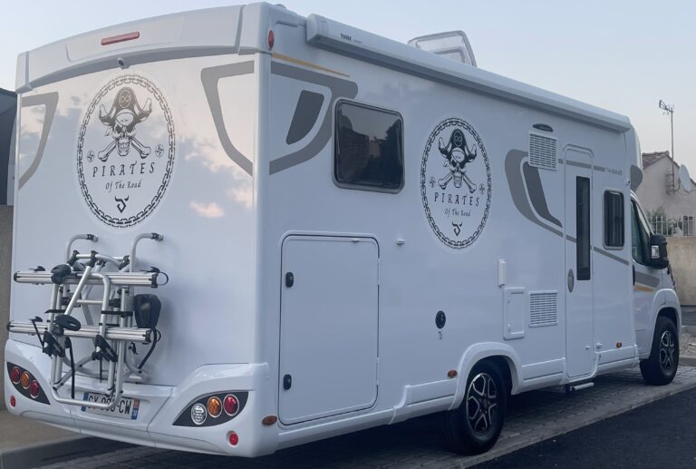 Camping-car avec logo Pirates of the Road.