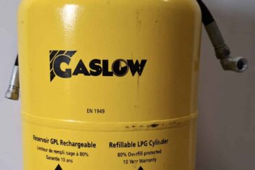 Réservoir GPL rechargeable jaune avec soupape.
