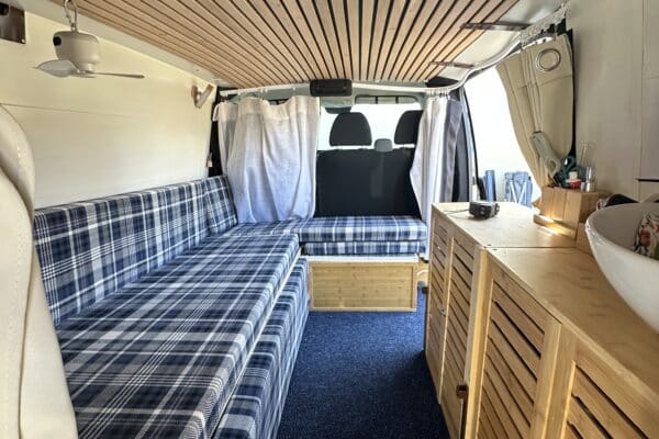 Innenseite eines Campervan aus Holz.