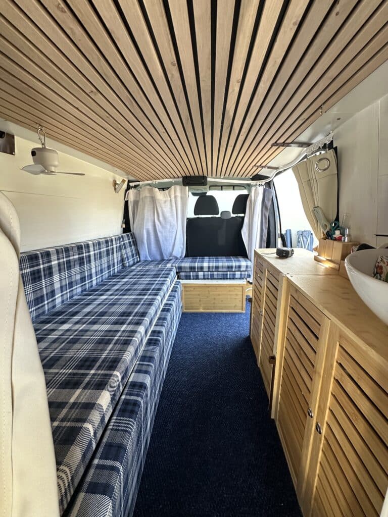 Intérieur d'un van aménagé en bois.