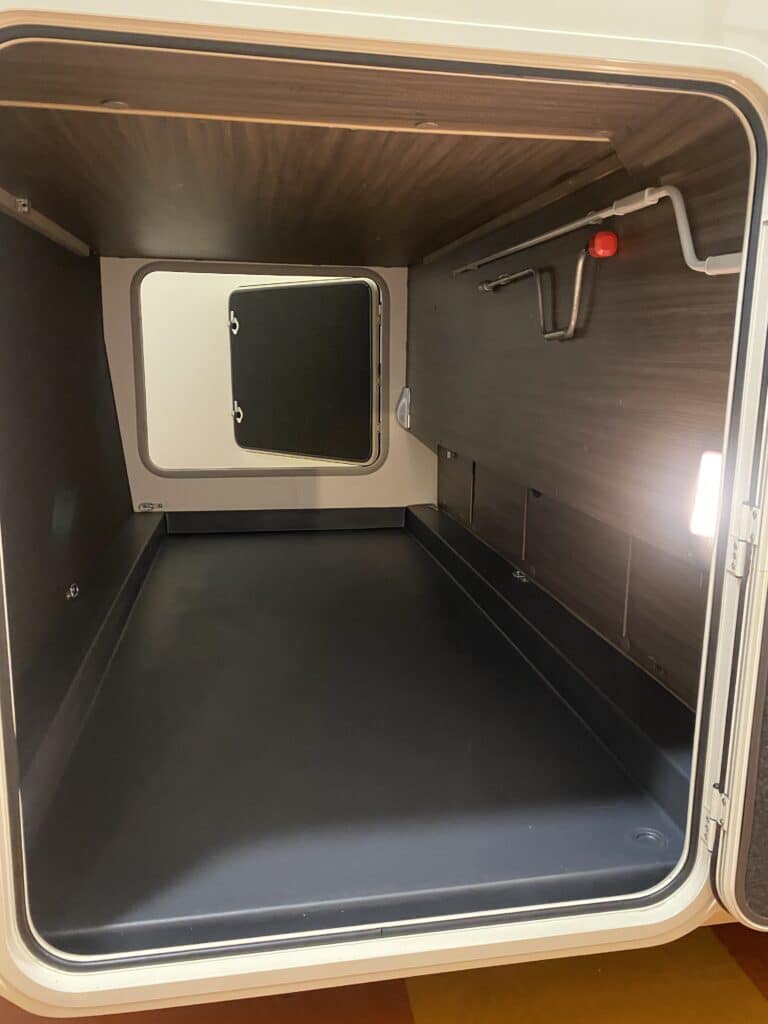 Compartiment de stockage vide dans camping-car moderne