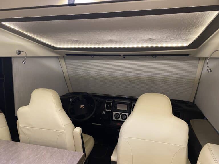 Intérieur d'un camping-car moderne bien éclairé.