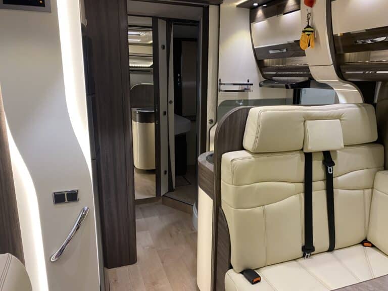 Intérieur moderne d'un camping-car, design élégant et confortable.