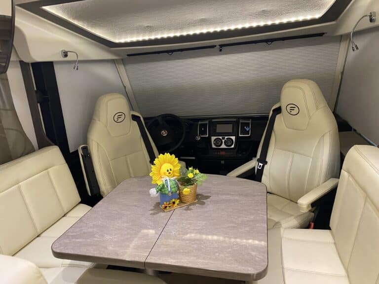 Intérieur d'un camping-car moderne avec table.