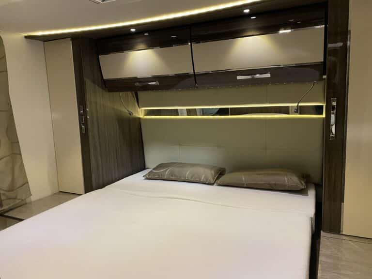 Lit confortable dans chambre moderne avec éclairage LED.