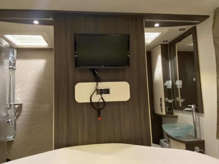 Intérieur moderne d'une salle de bain avec télévision.