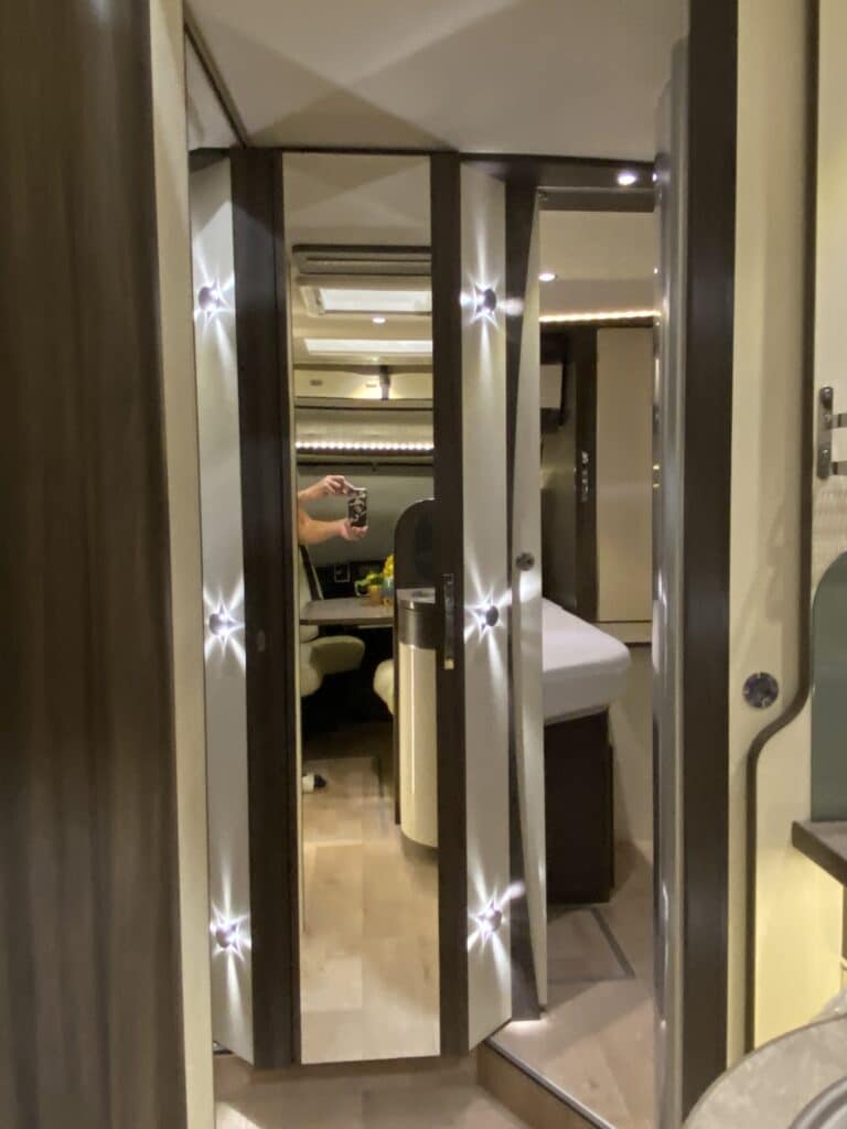 Intérieur d'un camping-car moderne avec décorations lumineuses.