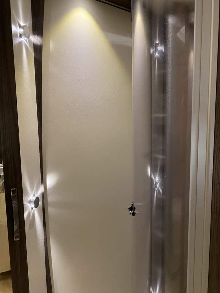 Porte en bois avec éclairage intégré moderne.