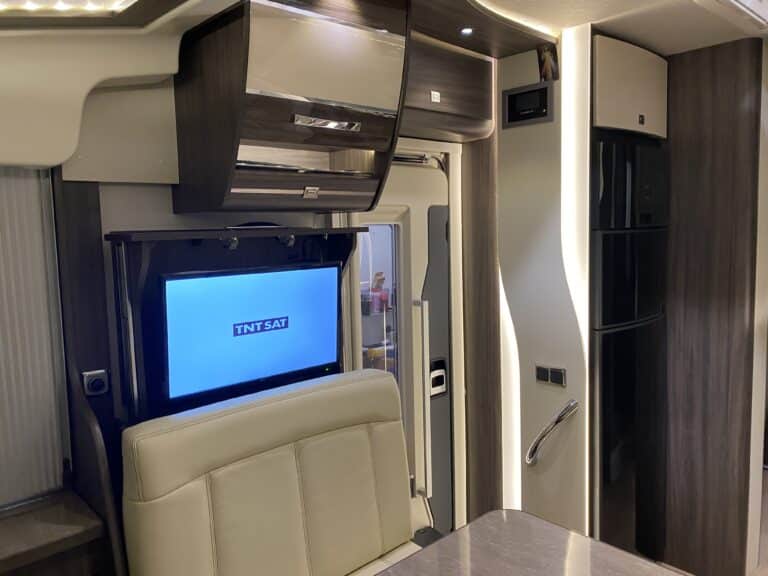 Intérieur de camping-car avec téléviseur TNT SAT.