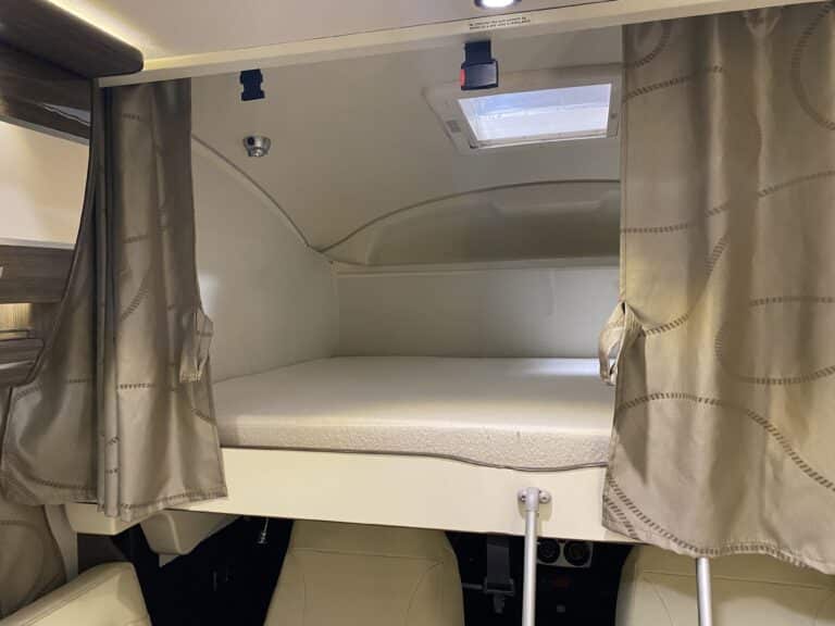 Lit mezzanine dans un camping-car moderne.