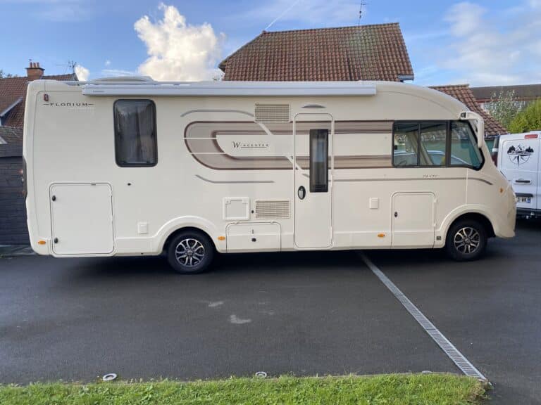 Camping-car stationné sur un parking résidentiel.