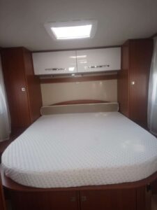 Lit dans une caravane moderne avec rangements