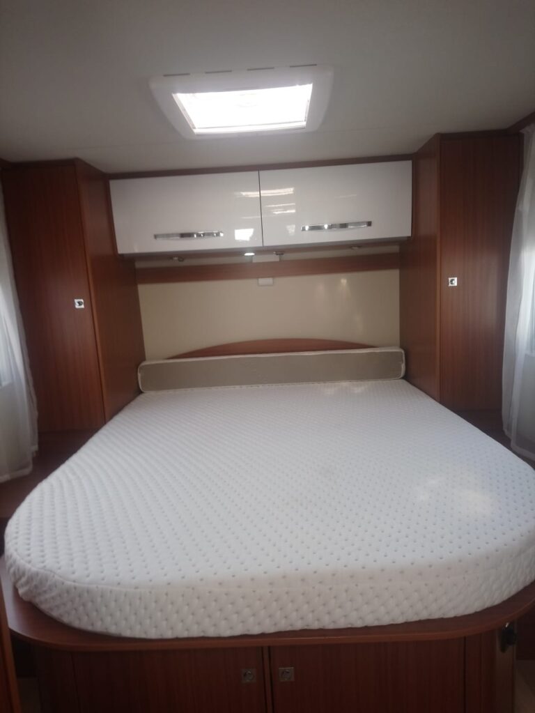 Lit dans une caravane moderne avec rangements