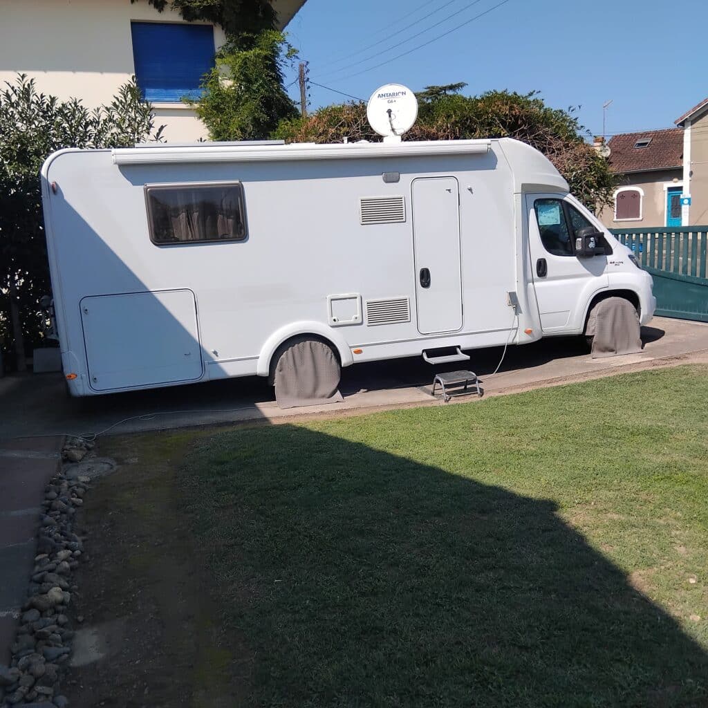 Camping-car stationné dans une allée pavée.