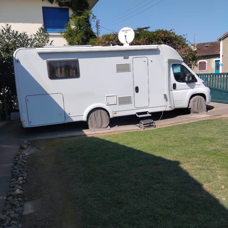 Camping-car stationné dans une allée pavée.