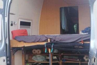 Aménagement camping-car avec lit et rangements