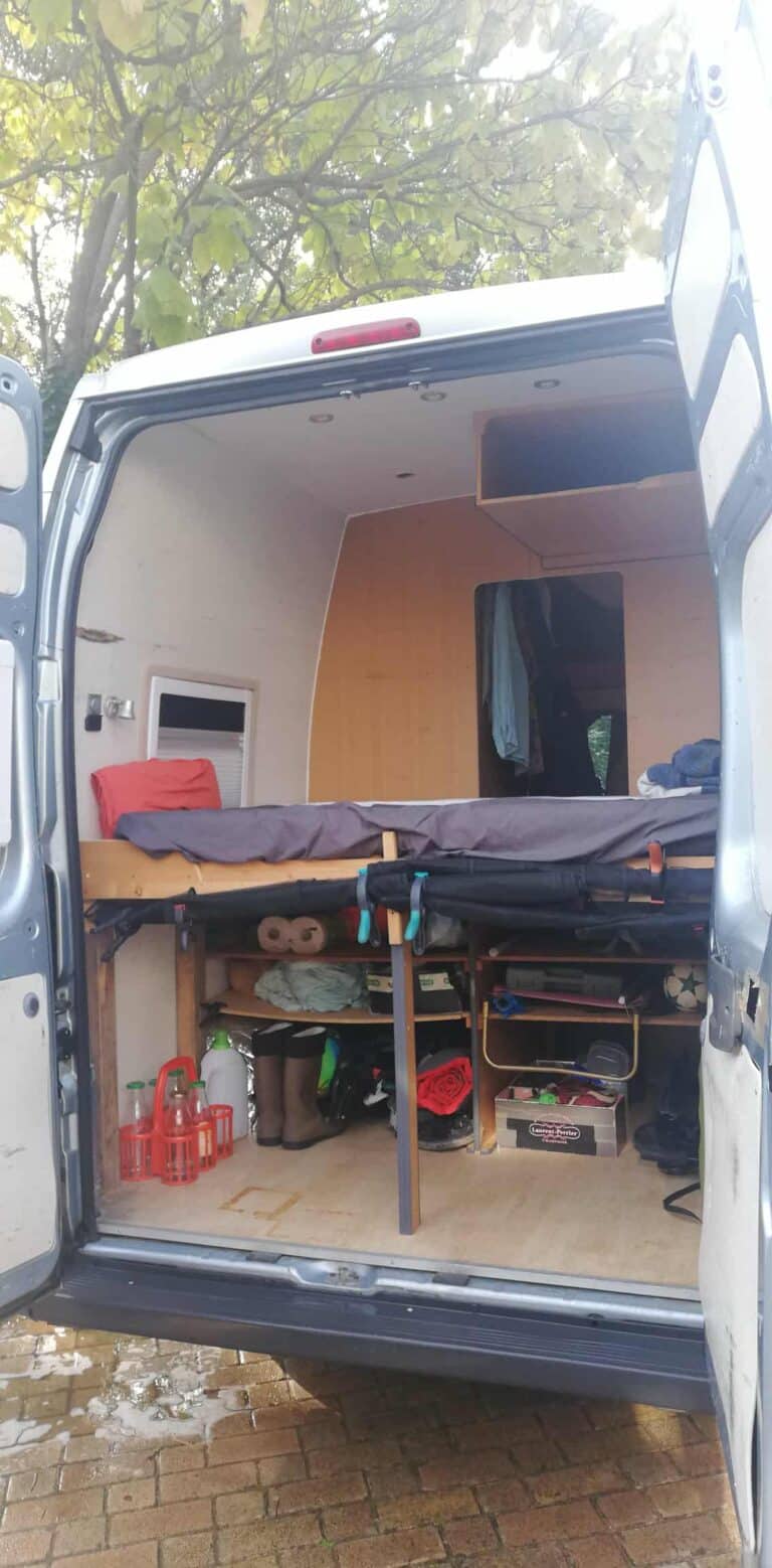 Aménagement camping-car avec lit et rangements