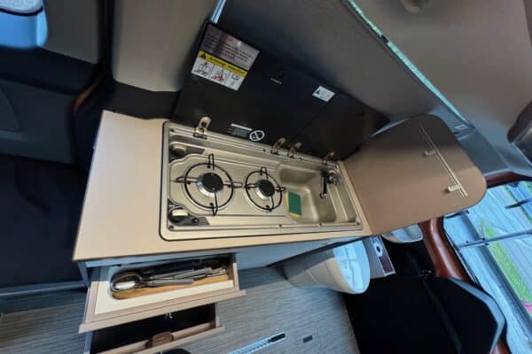 Cuisine compacte de camping-car avec réchaud intégré.